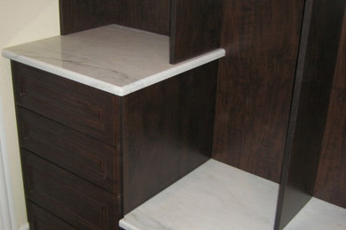 Example of a classic entryway design in Chicago