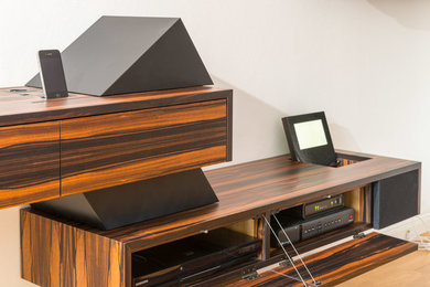 Mittelgroßes, Offenes Modernes Musikzimmer ohne Kamin mit weißer Wandfarbe, hellem Holzboden, TV-Wand und braunem Boden in Hamburg