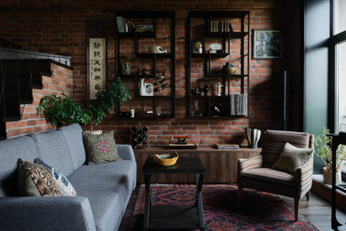 Источник вдохновения для домашнего уюта: гостиная комната среднего размера в стиле лофт с кирпичными стенами, акцентной стеной, красными стенами, темным паркетным полом и коричневым полом