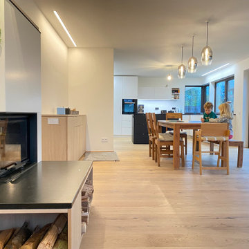Offenes Wohnen mit Wohnzimmer, Kaminofen, Esszimmer und Küche
