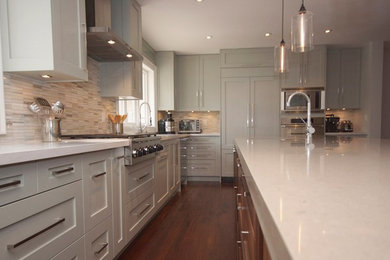 Example of a minimalist kitchen design in New York