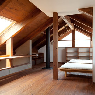 Idee per una camera da letto etnica con pareti bianche, parquet scuro, stufa a legna e pavimento marrone