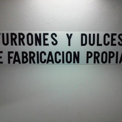 Cartel 'Turrones y dulces'. Policarbonato blanco con letras adhesivas - Novelty Signs