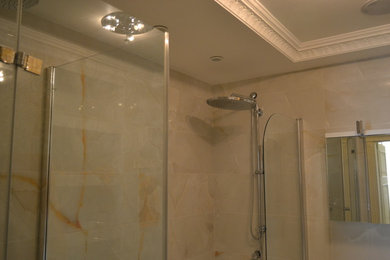 На фото: главная ванная комната в классическом стиле с ванной на ножках, инсталляцией, бежевой плиткой, керамической плиткой, бежевыми стенами, полом из керамической плитки, врезной раковиной и мраморной столешницей с