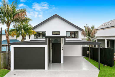 Diseño de fachada blanca y negra moderna de tres plantas con tejado de metal