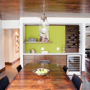 Стильный дизайн: гостиная-столовая в современном стиле с зелеными стенами - последний тренд