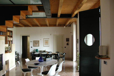 Idee per una grande sala da pranzo aperta verso il soggiorno contemporanea con pareti bianche, camino classico e cornice del camino in intonaco