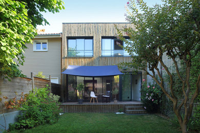 Idée de décoration pour une terrasse arrière design de taille moyenne.