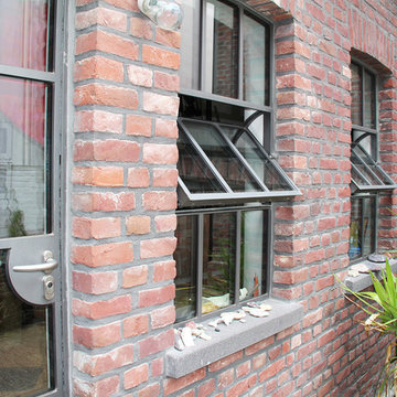 Stahlsprossenfenster an einem Backstein Einfamilienhaus in Viersen, Anbau