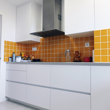 Reforma de cocina con frontal de baldosa 10 x 10 en amarillo