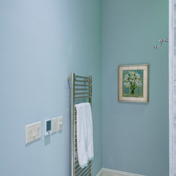 Exquisite Tourquois & Gray Bath