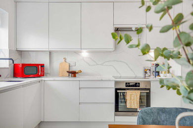 Mid-sized trendy l-shaped eat-in kitchen photo in London