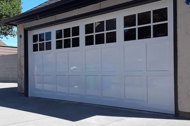 Imagen de garaje independiente moderno de tamaño medio para dos coches
