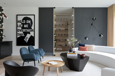 Großes, Offenes Modernes Wohnzimmer mit hellem Holzboden und weißer Wandfarbe in Vancouver
