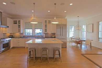 Transitional kitchen photo in Charleston