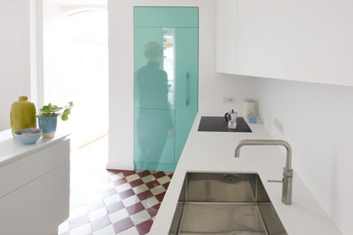 Offene, Kleine Moderne Küche in U-Form mit flächenbündigen Schrankfronten, weißen Schränken, Mineralwerkstoff-Arbeitsplatte, Küchenrückwand in Weiß und Kücheninsel in Hamburg