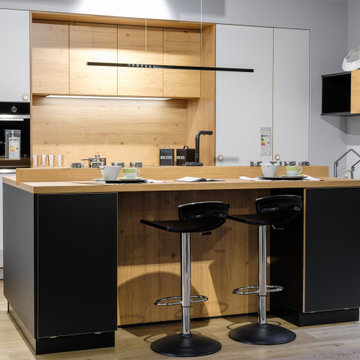 Moderne Küche mit Theke Tresen Schwarz Weiß Holz kombiniert