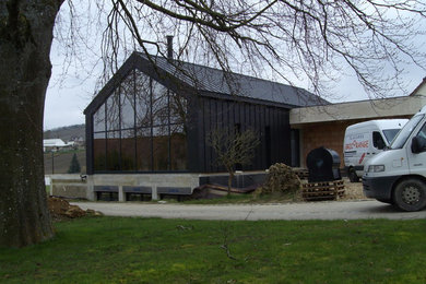 Exemple d'une façade de maison tendance.