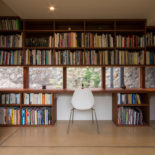 他の地域のモダンスタイルのおしゃれな書斎 (ベージュの壁、コンクリートの床、暖炉なし、造り付け机、ベージュの床) の写真