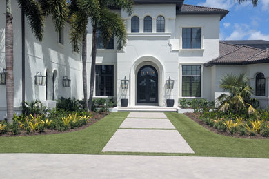 Example of an exterior home design in Tampa
