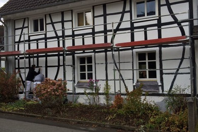 Zweistöckiges Landhaus Haus mit Mix-Fassade, bunter Fassadenfarbe und Satteldach in Düsseldorf