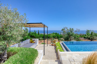Ispirazione per una piscina minimal davanti casa