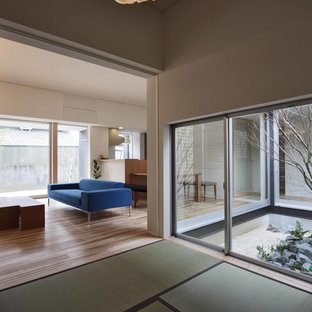 Inspiration för ett litet funkis allrum med öppen planlösning, med vita väggar och tatamigolv