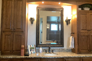 Example of a transitional bathroom design in Nashville