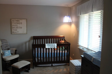 Foto de habitación de bebé neutra clásica renovada de tamaño medio con paredes grises, moqueta y suelo beige