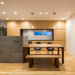 神戸のコンテンポラリースタイルのLDKの画像 (白い壁、無垢フローリング、茶色い床)