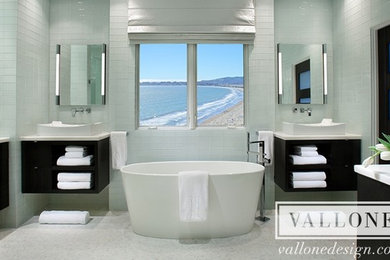 Example of a minimalist bathroom design in Los Angeles