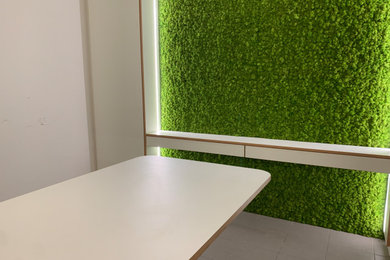 Modernes Arbeitszimmer mit Arbeitsplatz, weißer Wandfarbe und freistehendem Schreibtisch