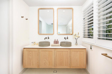 Diseño de cuarto de baño costero de tamaño medio