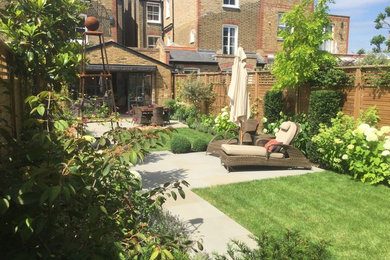 Photo of a mid-sized contemporary garden in London.