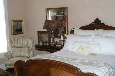 Example of an ornate bedroom design in Nashville