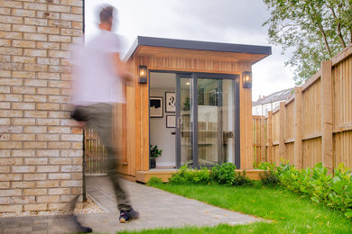 Cette image montre un petit abri de jardin séparé design avec un bureau, studio ou atelier.