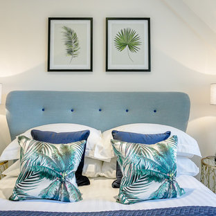 Idées déco pour une chambre campagne avec un mur blanc, une cheminée standard, un manteau de cheminée en bois et un sol gris.