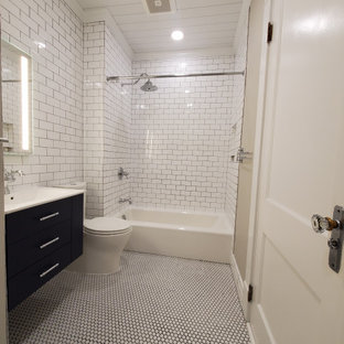 Idéer för ett litet klassiskt vit en-suite badrum, med släta luckor, blå skåp, ett badkar i en alkov, en dusch/badkar-kombination, en toalettstol med separat cisternkåpa, vit kakel, keramikplattor, grå väggar, klinkergolv i porslin, ett integrerad handfat, bänkskiva i kvarts, vitt golv och dusch med duschdraperi
