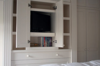 Свежая идея для дизайна: хозяйская спальня среднего размера в классическом стиле с белыми стенами, ковровым покрытием и бежевым полом - отличное фото интерьера