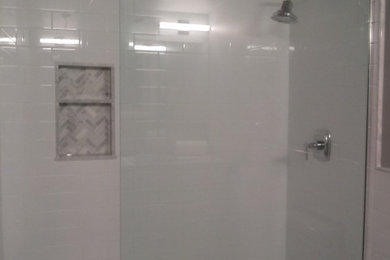 Пример оригинального дизайна: главная ванная комната среднего размера в стиле модернизм