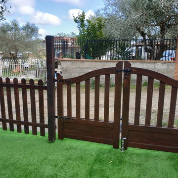 Cancello e steccato in legno per giardino privato