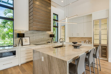 Example of a kitchen design in Miami