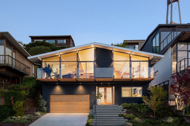 サンフランシスコにある高級な中くらいなミッドセンチュリースタイルのおしゃれな家の外観の写真