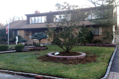 Photo of a medium sized traditional front partial sun garden in New York with natural stone paving.