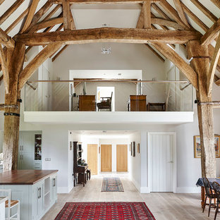 ロンドンのモダンスタイルのおしゃれな書斎 (白い壁、無垢フローリング) の写真