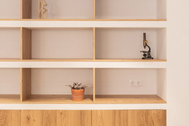 Diseño de sala de estar con biblioteca abierta minimalista grande con paredes blancas, suelo de baldosas de cerámica y suelo beige
