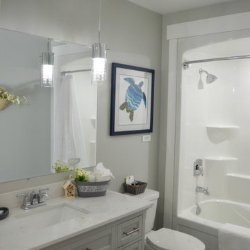Bambury's Hillside Chalet - Main Bathroom