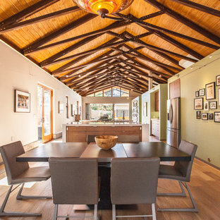 Свежая идея для дизайна: гостиная-столовая в стиле ретро с зелеными стенами и паркетным полом среднего тона - отличное фото интерьера