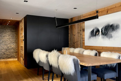 Inspiration pour une grande salle à manger ouverte sur le salon chalet en bois avec parquet clair.