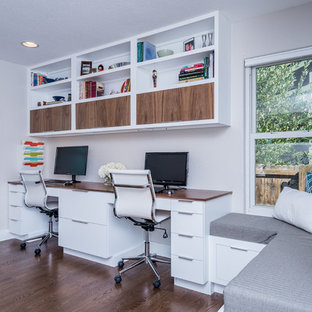 デンバーのモダンスタイルのおしゃれな書斎 (濃色無垢フローリング、造り付け机) の写真